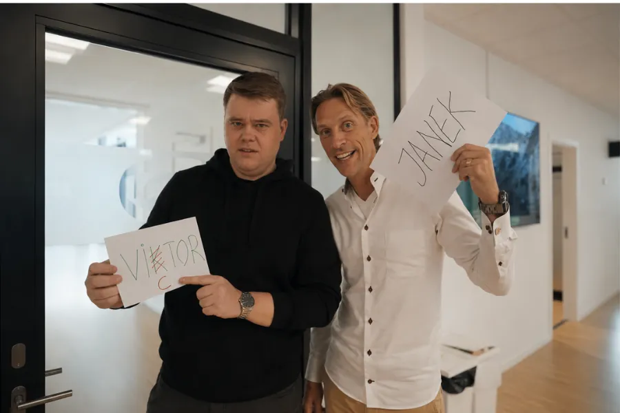 Victor og Janek med navneskilte